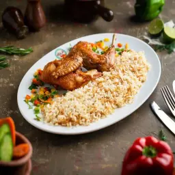 دجاج محمر مع الأرز والخضار